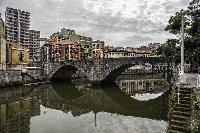 Puente de San Antón是一座横跨毕尔巴鄂河两岸的桥梁。Euskadi毕尔巴鄂,西班牙